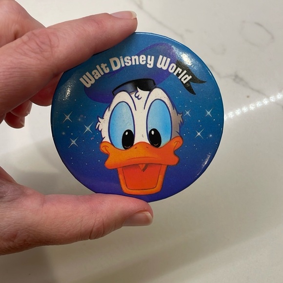 1980’s Walt Disney World Donald Duck button - Picture 1 of 2